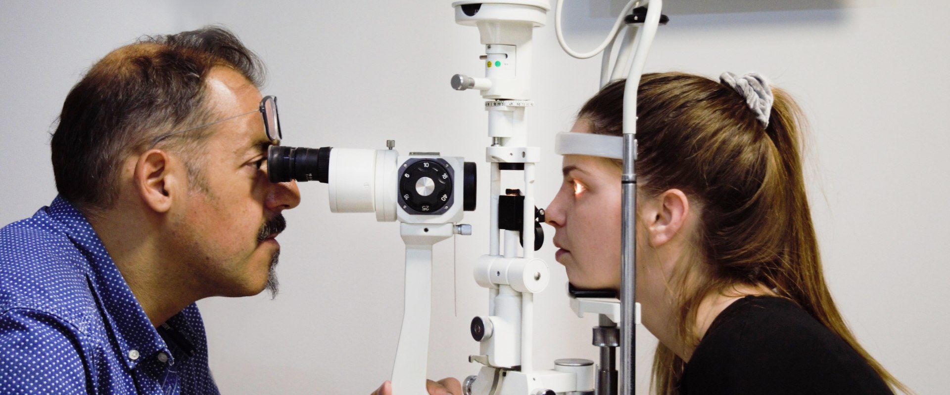 What should you look for in a slit lamp?